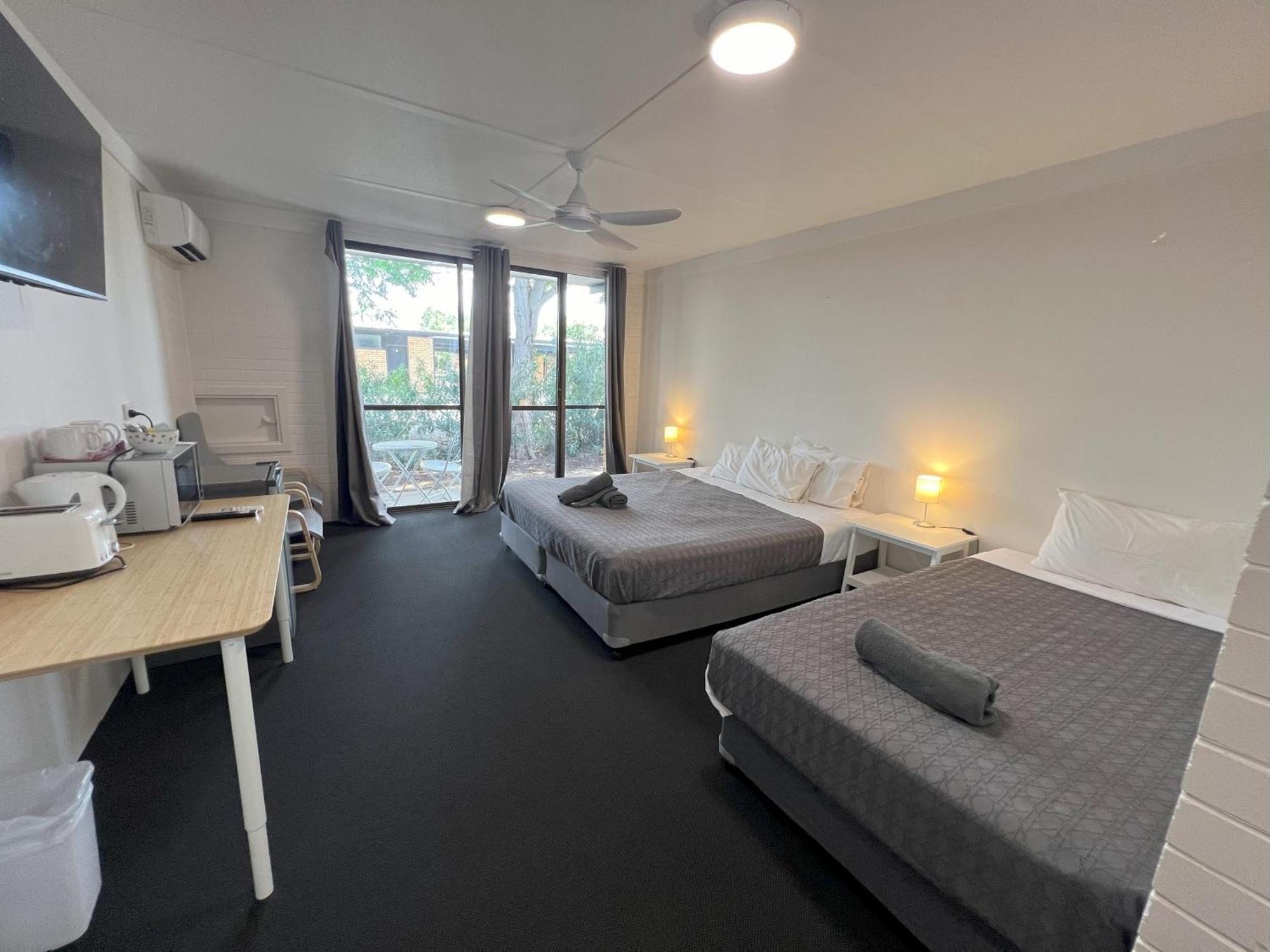 Jumbuck Motor Inn - Pool - Pet Friendly Section - King Beds Longreach Extérieur photo