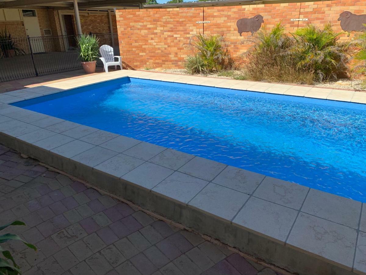 Jumbuck Motor Inn - Pool - Pet Friendly Section - King Beds Longreach Extérieur photo